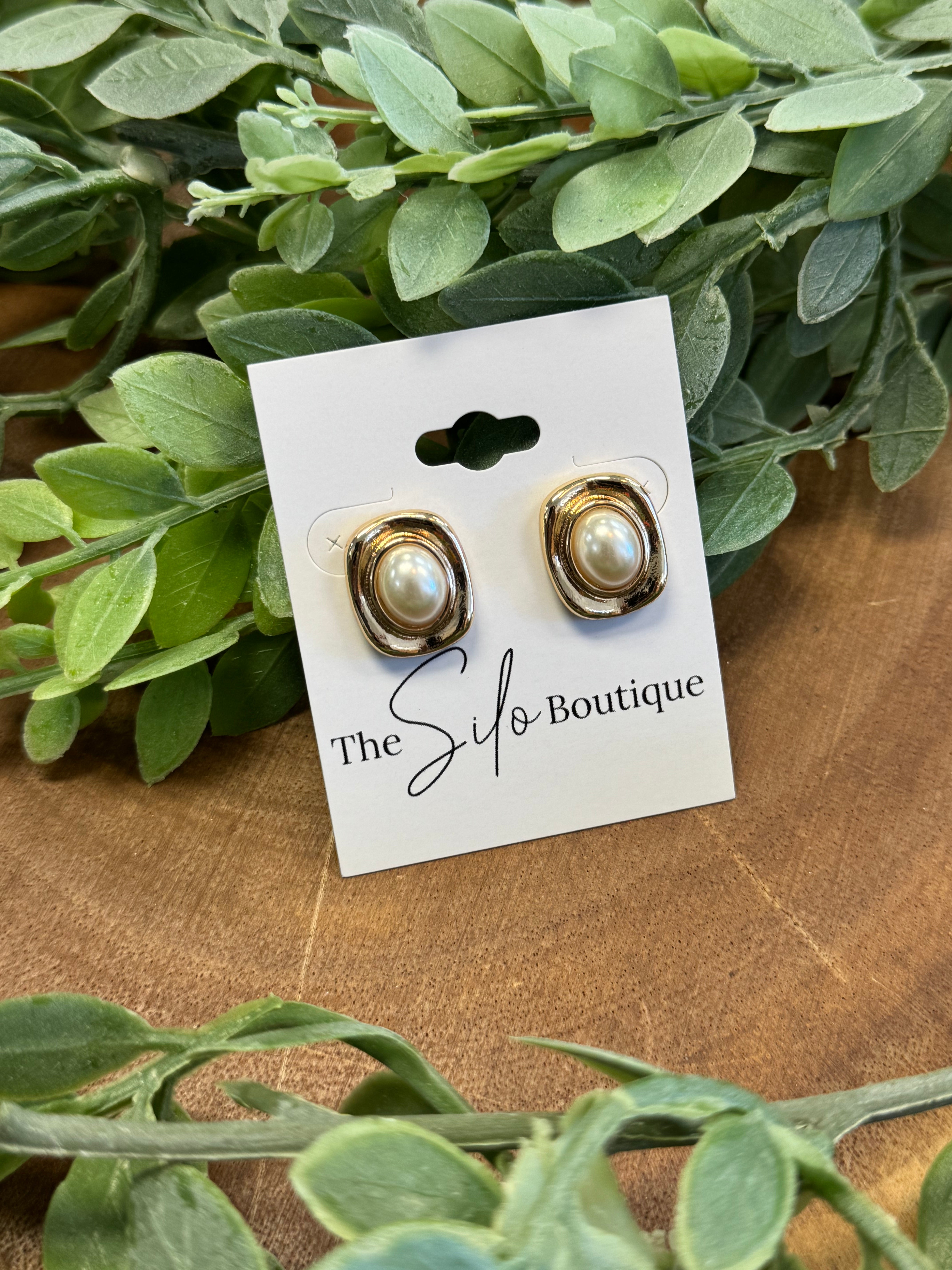 Hammered Pearl Earrings-Earrings-fame-The Silo Boutique, Women's Fashion Boutique Located in Warren and Grand Forks North Dakota