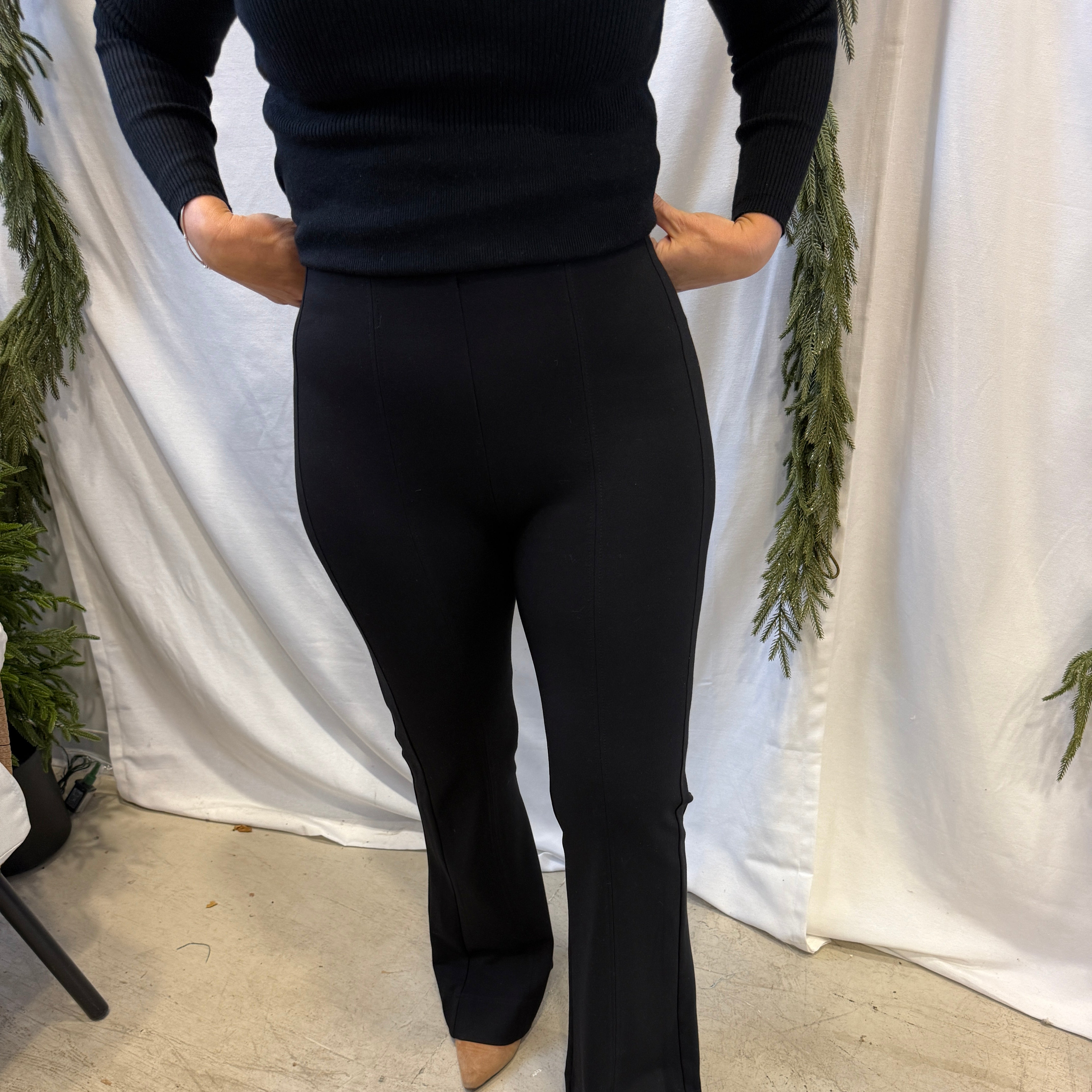 Elan Black Flair Pants-Skirts-elan-The Silo Boutique, Women's Fashion Boutique Located in Warren and Grand Forks North Dakota