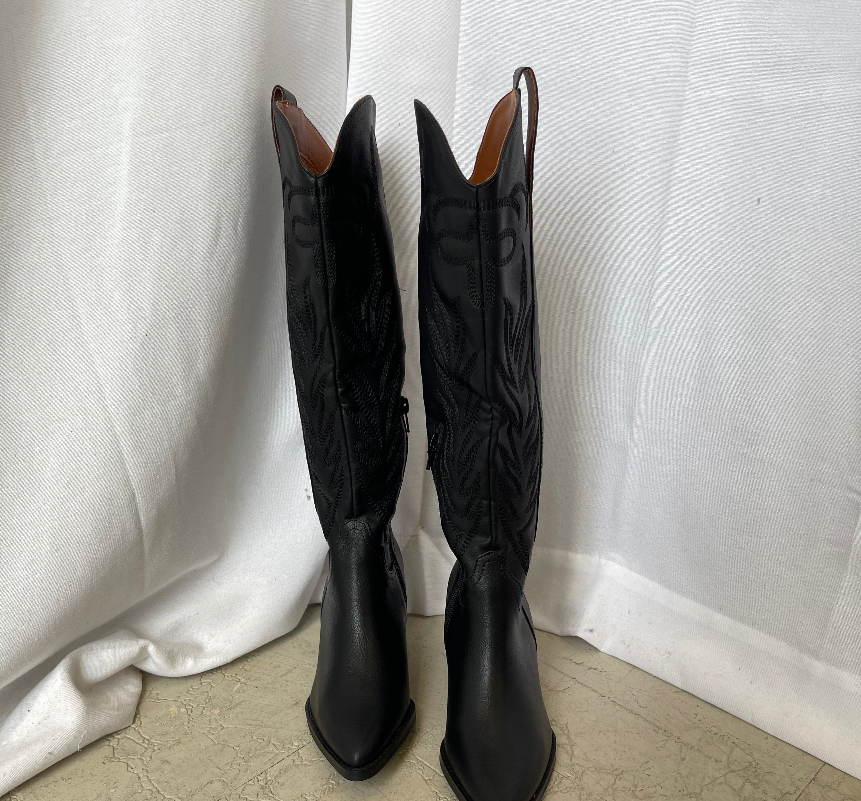 Oasis Society Samara Black Boot-Boots-oasis society-The Silo Boutique, Women's Fashion Boutique Located in Warren and Grand Forks North Dakota