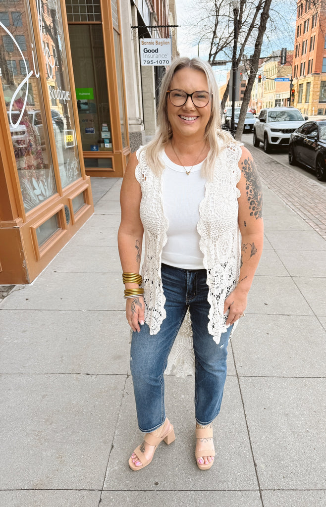Sleeveless High-Low Crochet Cardigan-Vests-en Creme-The Silo Boutique, Women's Fashion Boutique Located in Warren and Grand Forks North Dakota
